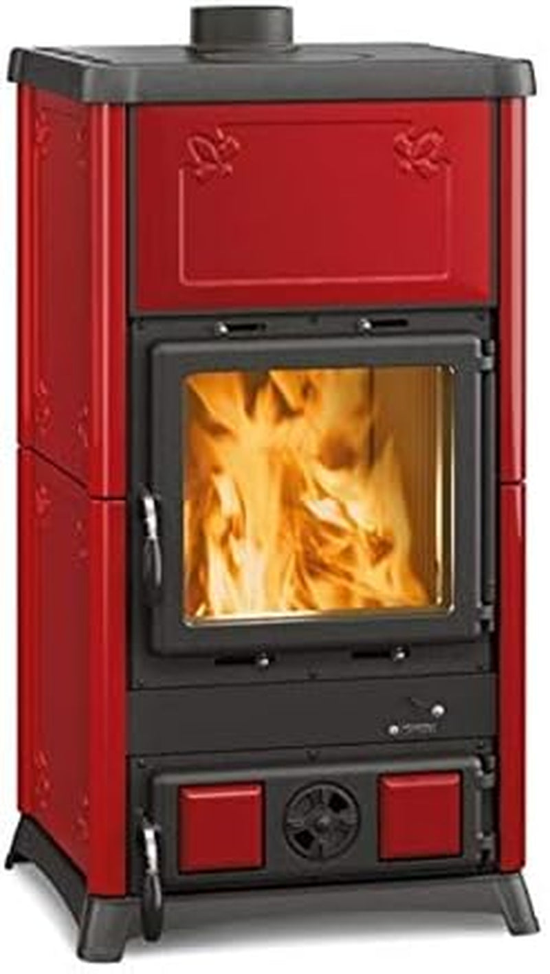 1222248a41a38b91d19c9a0552b6a341.jpg La Nordica Fedora Kaminofen – 8,3 kW – Exklusiver Design-Kamin mit Majolika-Keramik – Bordeaux Rot – Hochwertiges Guss-Design – Hocheffiziente Nachverbrennung - Image 1