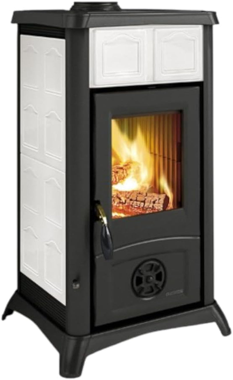 32396bfa110c7c74cf3a8af35a369419.jpg La Nordica Gemma Elegance Kaminofen – 6 kW, weiße Majolika-Keramik, hohe Effizienz - Image 1