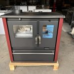 Verso CS Plus Inox Kaminofen – 7,7 kW – Küchenherd mit Backfach – Bordeaux Rot – Energieeffizienzklasse A+ – Hoher Wirkungsgrad – Autarkes Heizen & Kochen