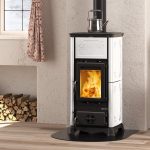 La Nordica Emiliana freistehender Kaminofen – 6,5 kW, weiße Majolika