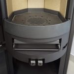 H&M Germany EVO 2.1 Kaminofen – 7 kW – Moderner Design-Kamin mit Panoramasicht – Integriertes Holzfach mit Tür – Energieeffizienzklasse A – Flexible Rauchrohr-Anschlüsse - Image 3
