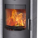 Fireplace Barcelona Kaminofen – 8 kW – Exklusiver Speicherofen mit Speckstein-Verkleidung – Integriertes Holzfach – Für bis zu 144 m³ Raumvolumen – Hochwertiges Stahl-Design