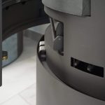 H&M Germany EVO 2.1 Kaminofen – 7 kW – Moderner Design-Kamin mit Panoramasicht – Integriertes Holzfach mit Tür – Energieeffizienzklasse A – Flexible Rauchrohr-Anschlüsse - Image 5