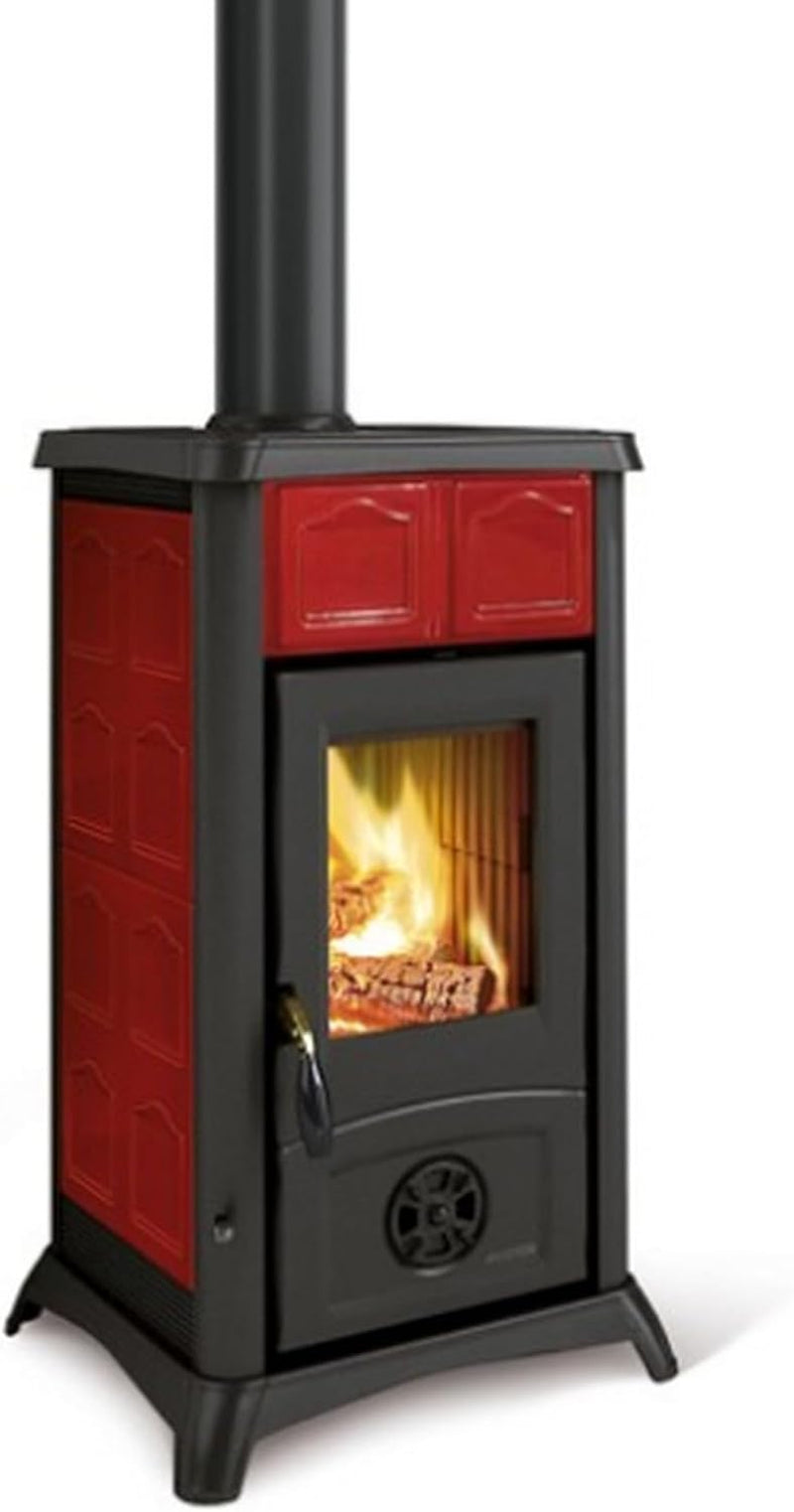 f7dfbd39f67288e1505ed9f0016d16b5.jpg La Nordica Gemma Elegance Kaminofen – 6 kW – Kompakter Design-Kamin mit edler Majolika-Verkleidung – Bordeaux – Hocheffizient & emissionsarm - Image 1