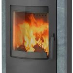 Thermia Hamburg V4 Kaminofen – 7 kW – Moderner Speicherofen mit Natursteinverkleidung – Energieeffiziente Heizlösung bis 300 m³ – Kompaktes, zeitloses Design